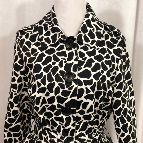 APPRAISAL Black & White Giraffe Print Trench Coat - Picture 3 of 8